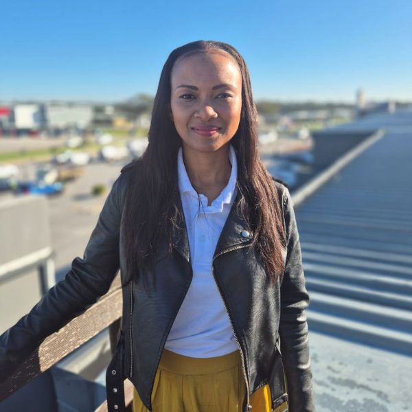 Lazola Dlengezele profile picture